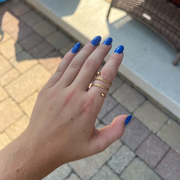 Elegant Gold Spiral Ring. Size 7 - Picture 3 of 3